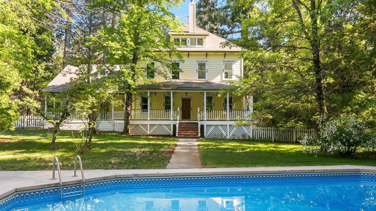 Baxter House | PERFECT FAMILY GETAWAY! Historic CRYSTAL SPRINGS INN is all yours - 4,000 sq ft!
