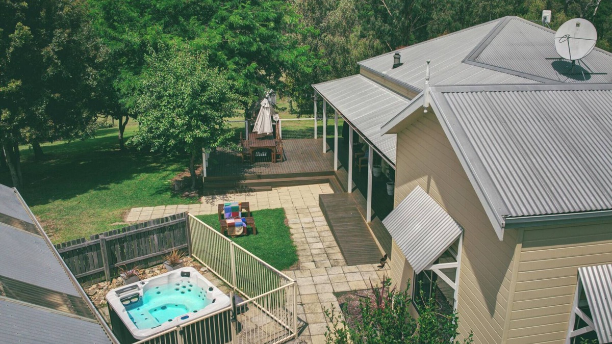 Nungurner House | Perfect Family & Group Getaway: Hot Tub, Pizza Oven, Games Room, Pet-Friendly