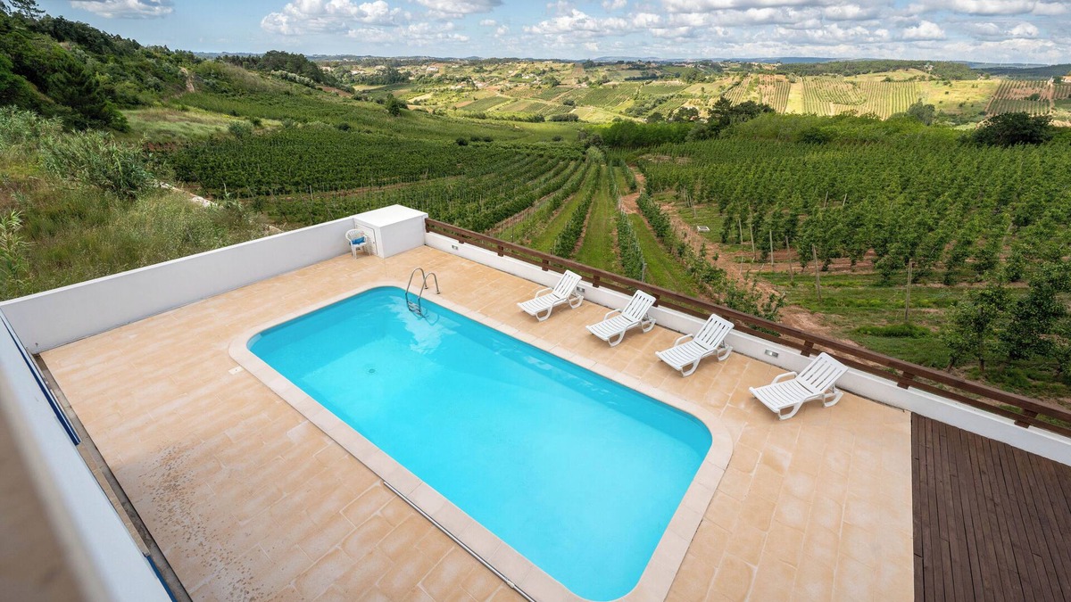 Caldas da Rainha Villa | Perfect Family Holiday Retreat – Villa with Capacity for 16 Guests