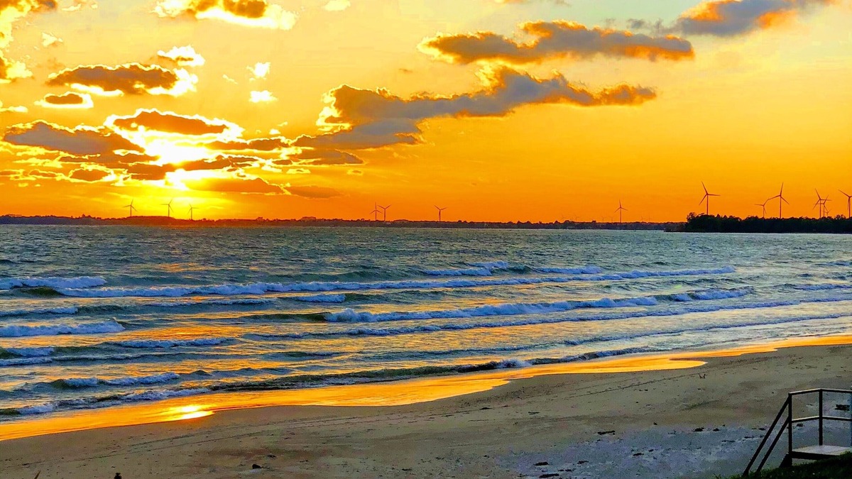 Wainfleet Cottage | Perfect Family Lake Erie Beach House with Private Sandy Beach & Amazing Sunsets