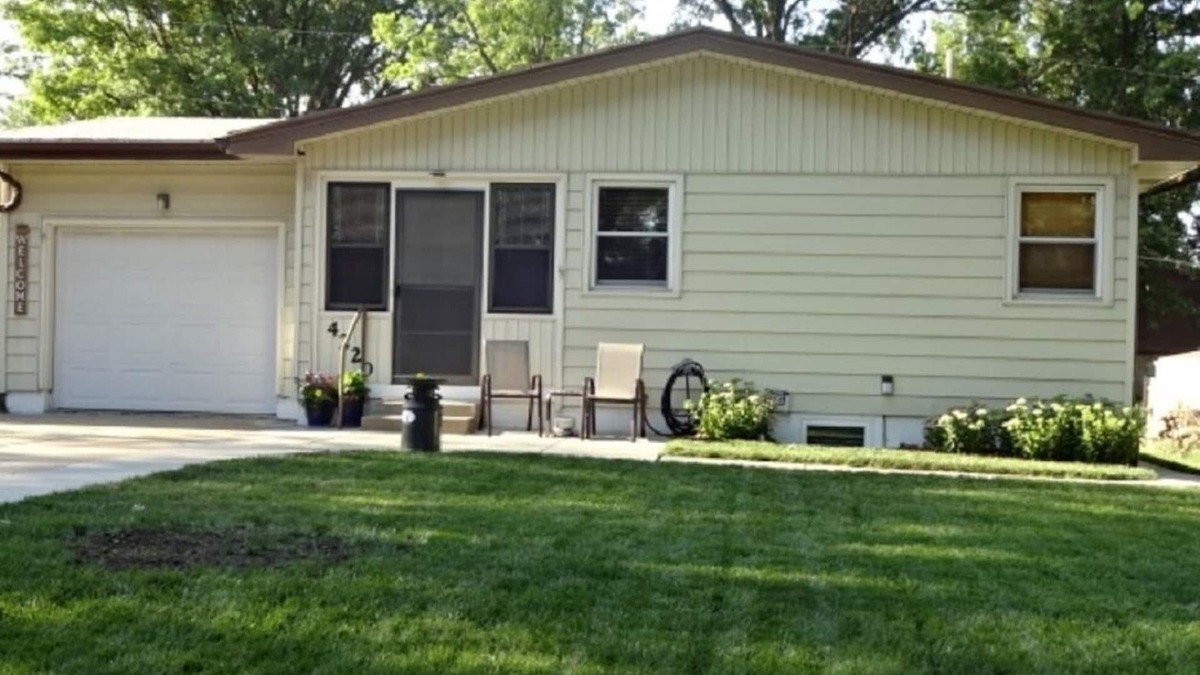 Omaha House | Perfect Family Vacation Home Or Cozy Getaway Located in South Omaha