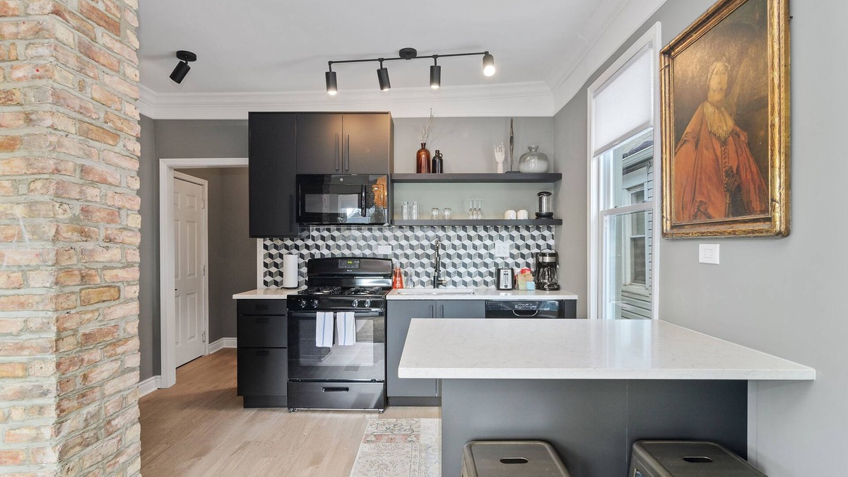 Pilsen Apartment | Perfect for a Hip and Romantic Getaway - This Chic Studio Offers the Best of the City by AllSet Turnover