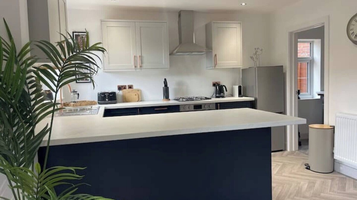 Brierley Hill House | Perfect for Contractors with on site parking