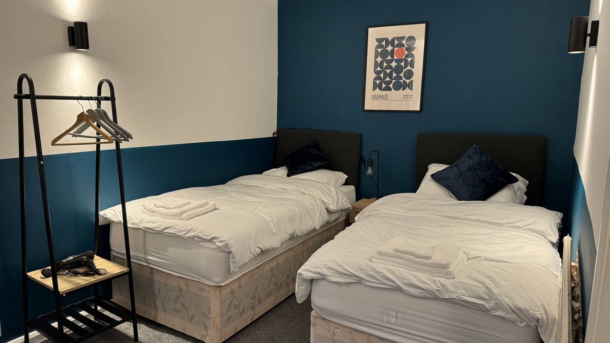 Wolverhampton House | Perfect for Contractors & Families * Long Term Discounts * Free Parking
