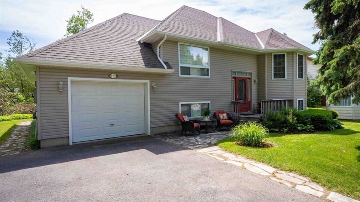 Southampton House | Perfect for couples or the family. Walk downtown, to beach or hiking trails.