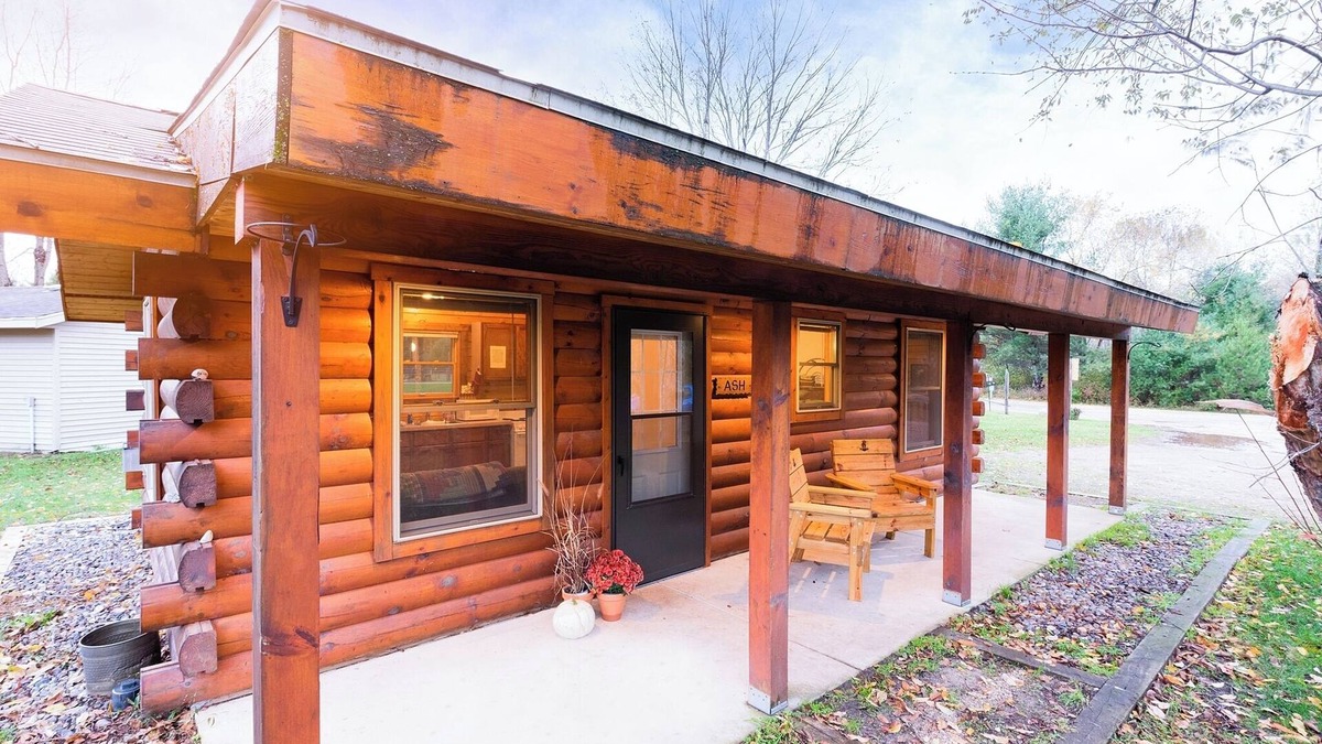 Mountain Cabin | Perfect for Couples, Pet Friendly, Wildlife Theme, Log Cabin, Fireplace