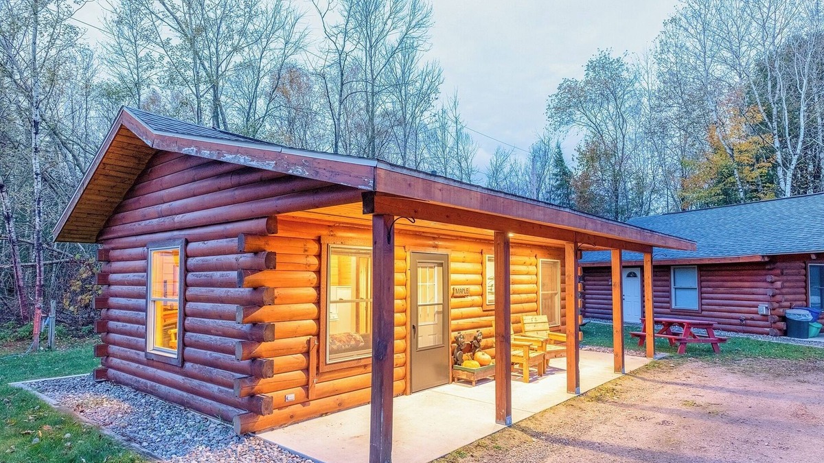 Mountain Cabin | Perfect for Couples, Pet Friendly, Bear Theme, Log Cabin, Fireplace