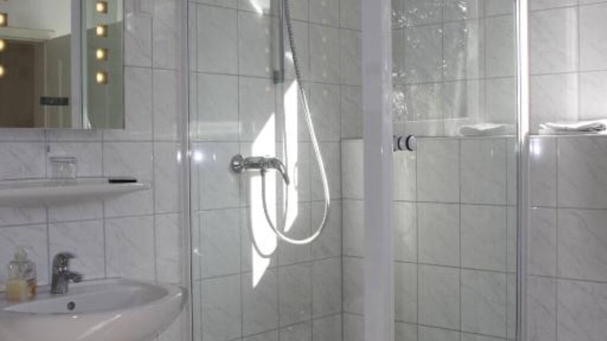 Neuwerk Hotel | Perfect for craftsmen: affordable double room near the highway