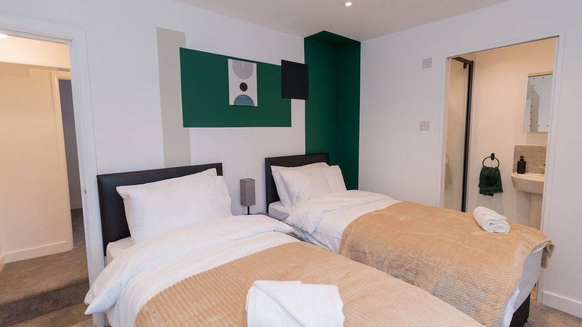 Banbury House | Perfect for Families + Contractors + Free Parking!