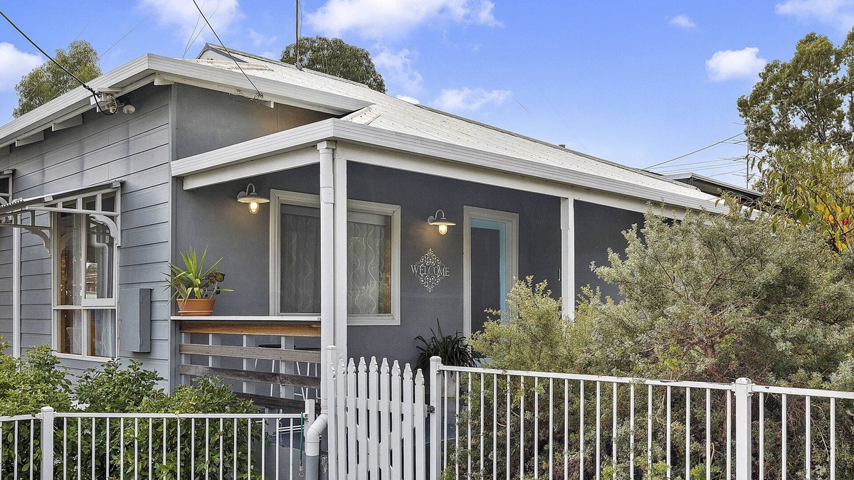 Clare House | Perfect for families, couples, business & pet friendly!