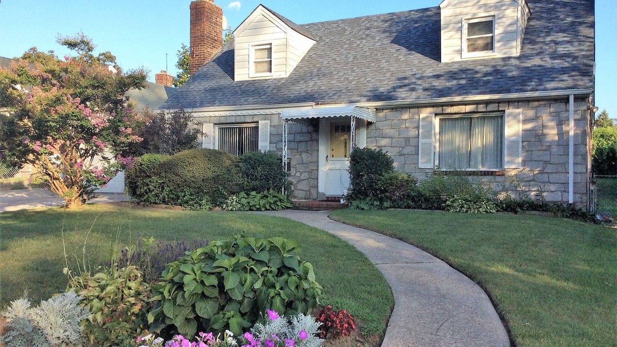 Holliswood House | Perfect for families or business travelers looking lfor extended stay in NYC.