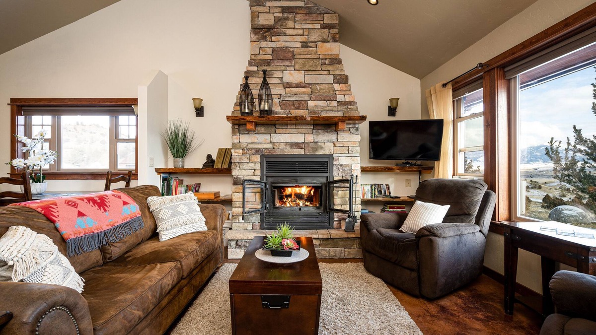 Emigrant Cabin | Perfect for Families Visiting Yellowstone ~ Hot Tub! Splendid Views! Chico