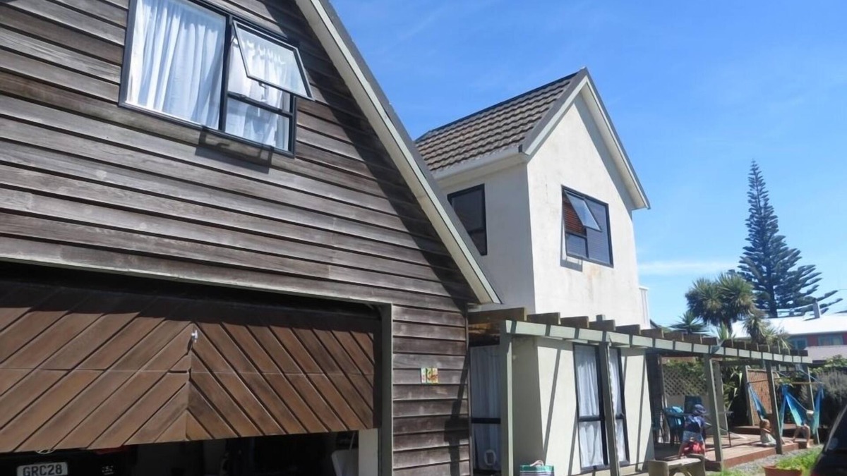 Otaki Beach House | Perfect for Family & Friends - Fantastic spacious beach house