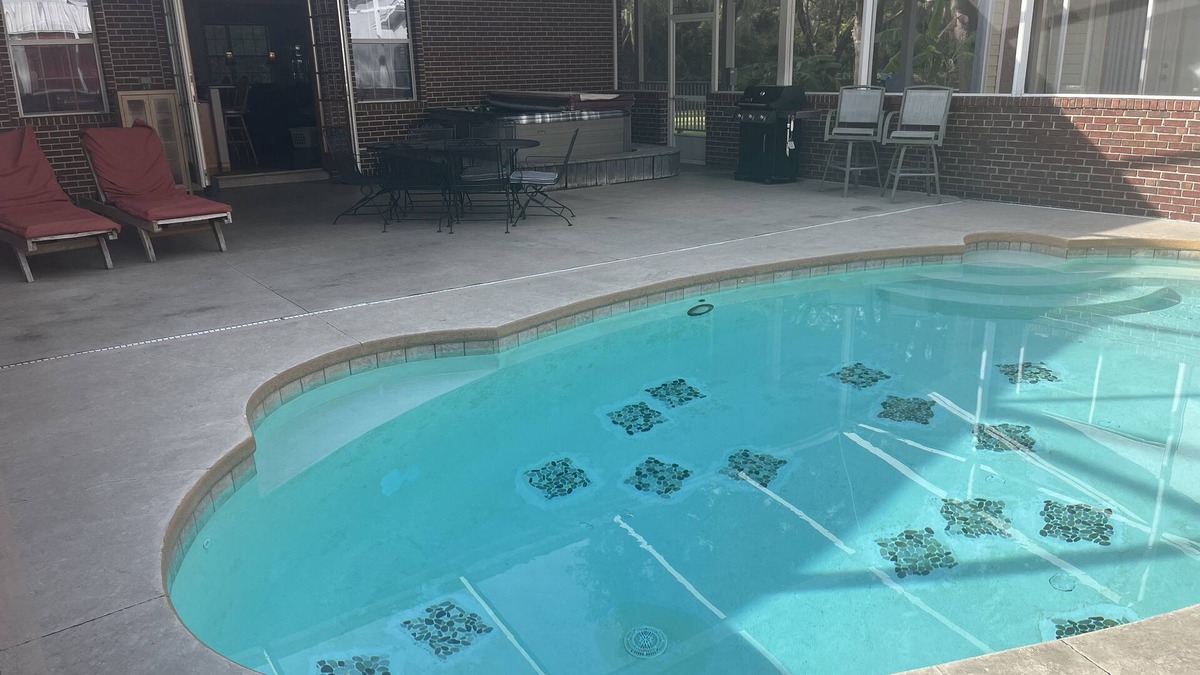 Lady Lake House | Perfect for FAMILY REUNIONS. Close by The Villages & shopping yet very private.