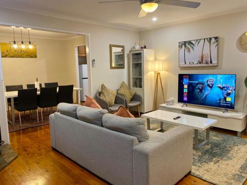 Centenary Heights House | Perfect for groups 5BR retreat