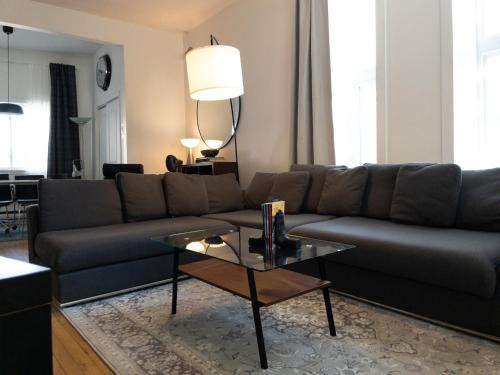 Milton Park House | Perfect for Groups Big Livingroom 2 Backyard 3BR