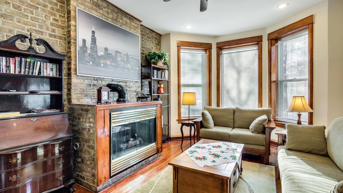 Edgewater Beach Condo | Perfect for Groups! Steps to the Beach and Room for All! Enjoy All Andersonville Has to Offer! by AllSet Turnover