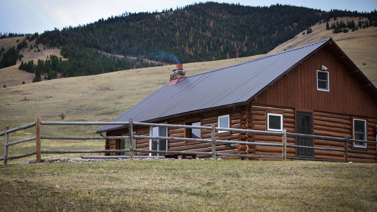 Glacier Country Cabin | Perfect for hiking, wildlife viewing and photography. Endless Mountain views!