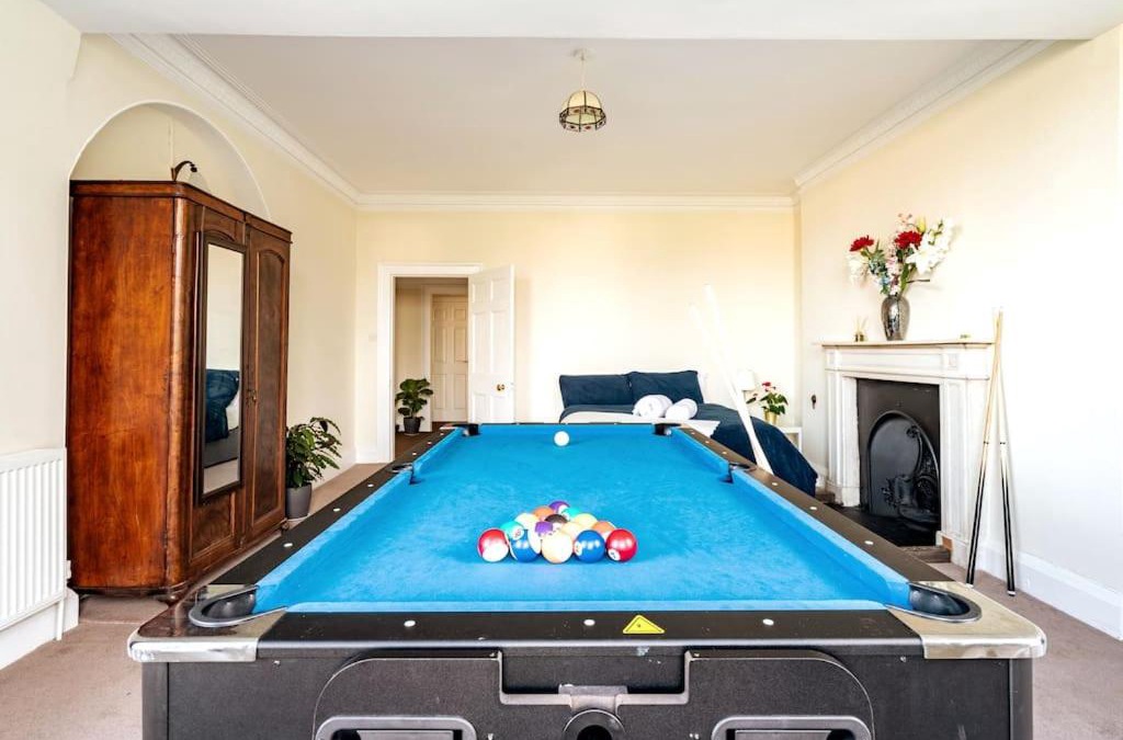 Reading House | Perfect for Large Family & Friends, Free Parking, Games
