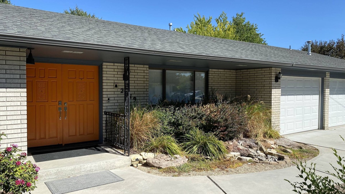 Caldwell House | Perfect for Long Stays. Recently remodeled townhouse next to Freeway & C of I.