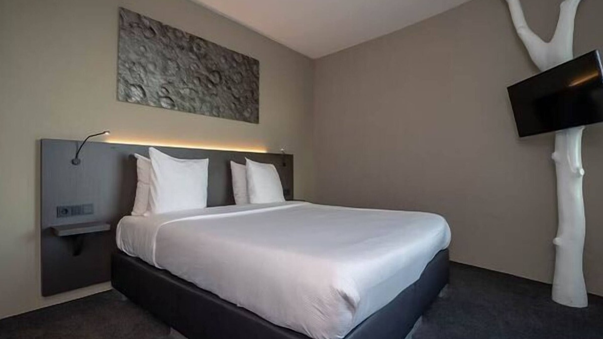 Zuidoost Hotel | Perfect Getaway close to local attractions, Keukenhof, Golf & Nature escape