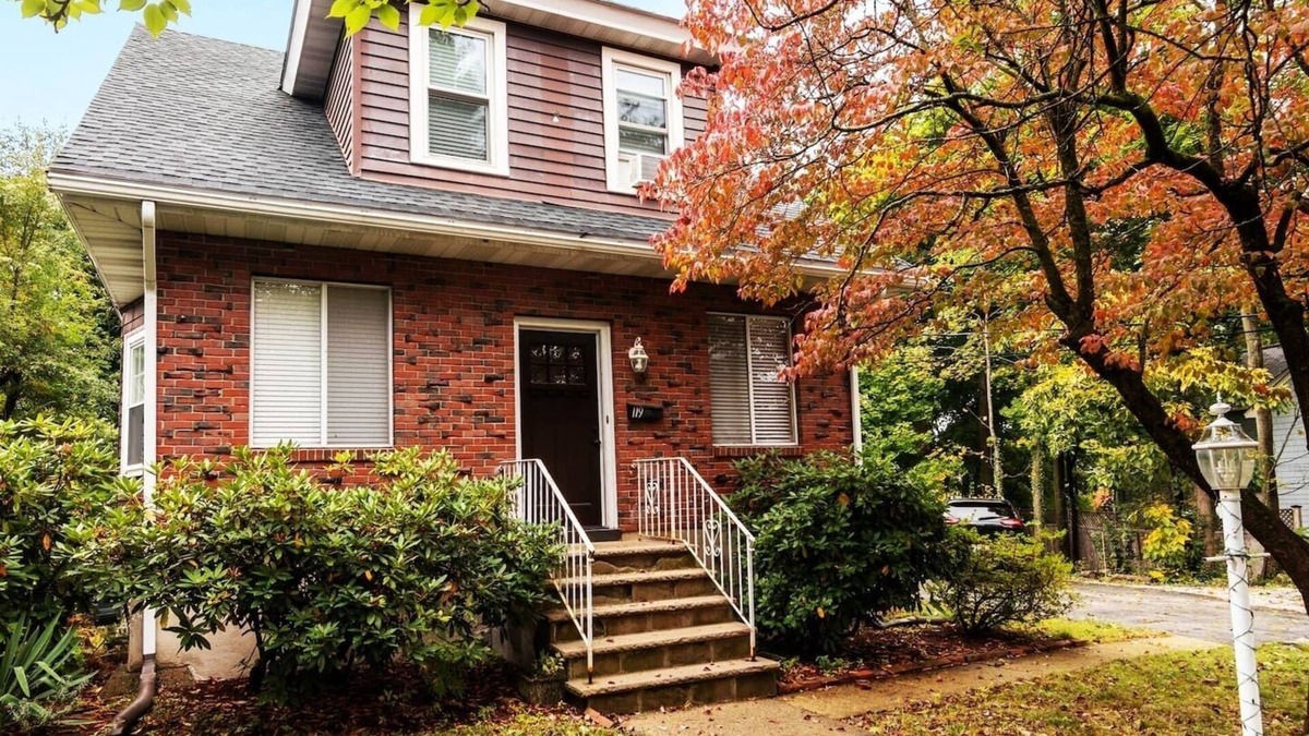 Newton Center House | Perfect Getaway in Historic NewtonHighland (CDC Safe)