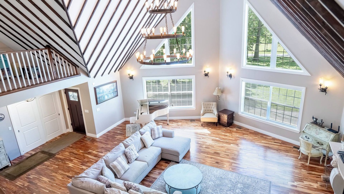 Delong House | Perfect getaway minutes away from Maxinkuckee Lake & Culver Academy!