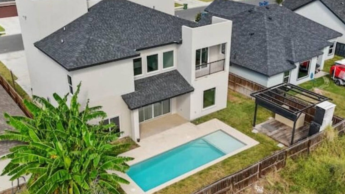 Alamo House | Perfect Getaway! Pool House!