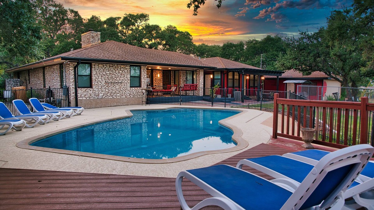 West Oak Hill House | Perfect Getaway! Private Pool, Hot Tub & Dog Run 15 Min to Downtown - CITY VIEWS