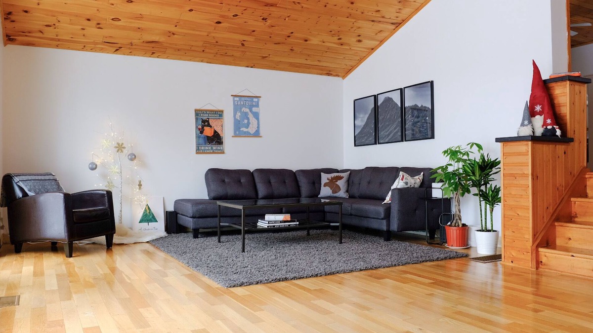 Grey Highlands Cottage | Perfect hideaway: all-season, open concept cottage overlooking Lake Eugenia