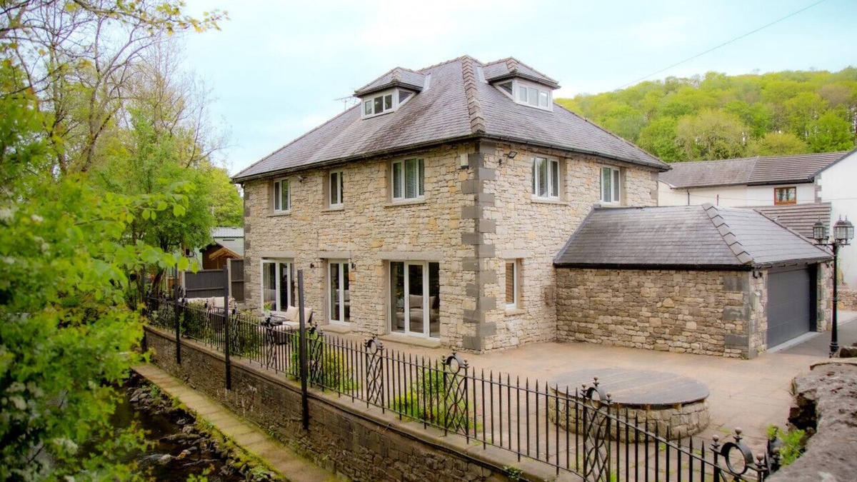Kendal House | Perfect holiday retreat for family and friends.
