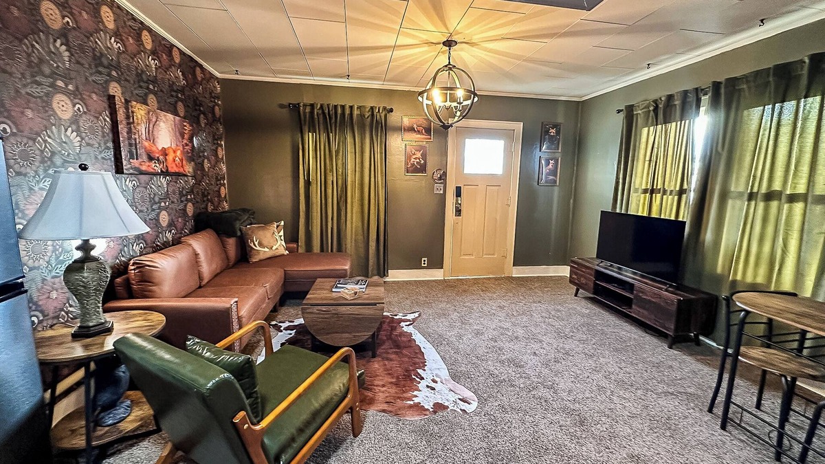 Russell Apartment | Perfect Hunters Den-1 Bed/1Bath/Deck-Close to Main Street-Russell KS