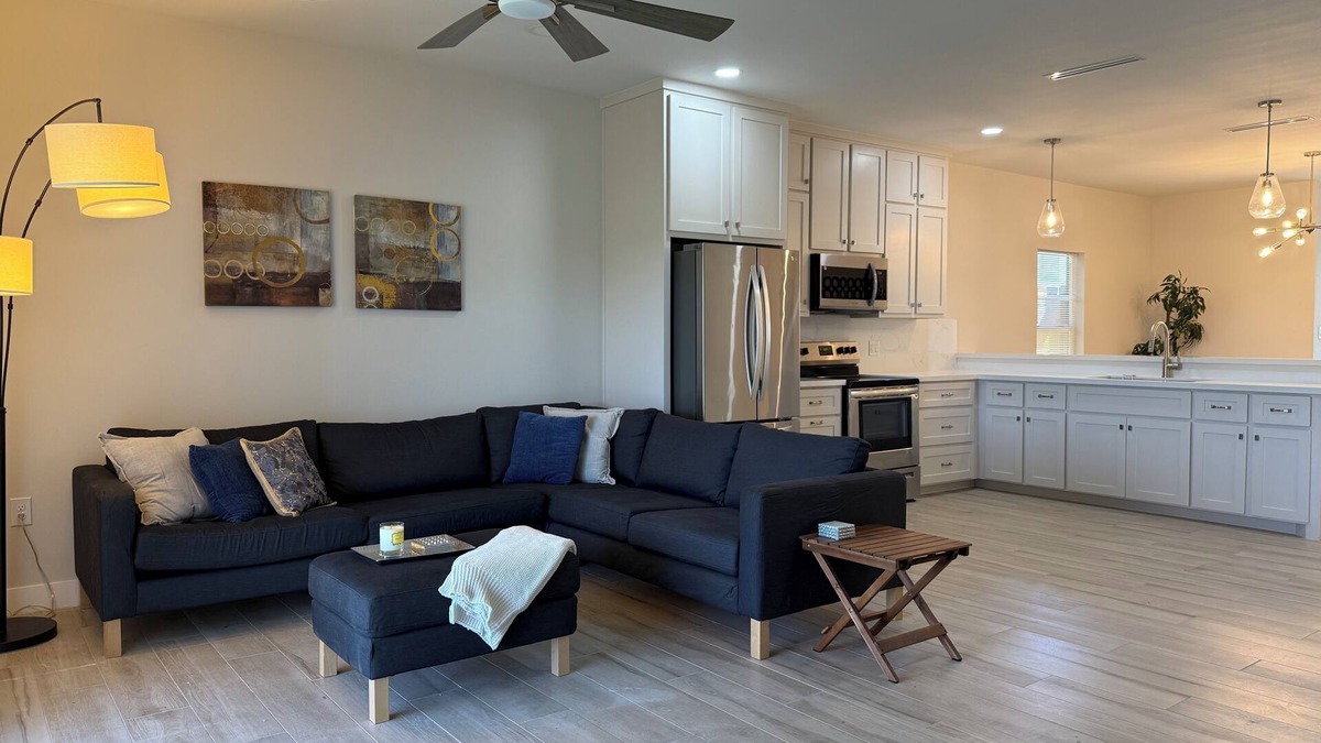 Palmhurst House | Perfect location 3-bedroom house with AC in charming Mission. Gated Community.