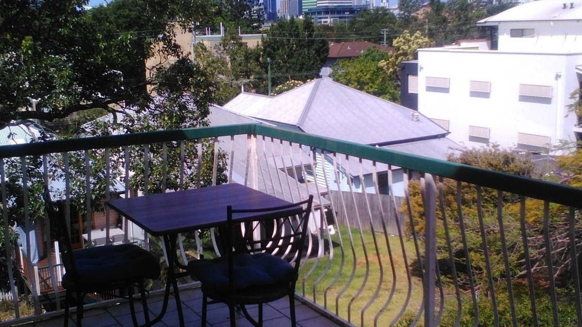 Auchenflower Apartment | Perfect Location - City, Train & Wesley Hospital