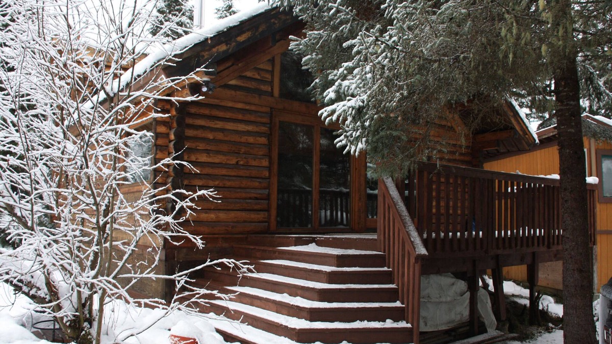 Alyeska Cabin | Perfect Location! Cozy And Quiet Log Cabin; Walking Distance To Ski Lifts!