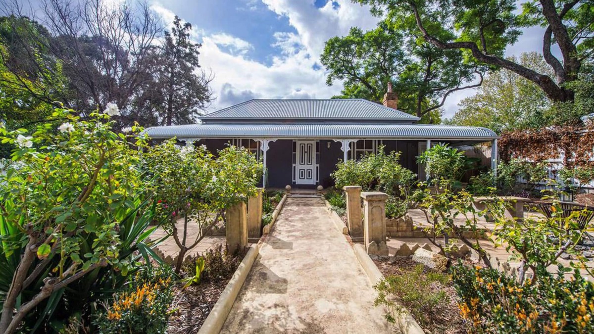 Scone House | Perfect Location for Leisure or Business - Right in the main street