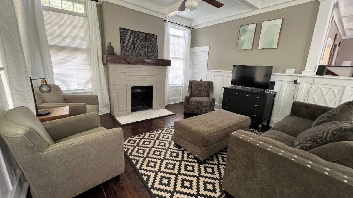 Del Mar House | Perfect Location! 1/2 block from Ocean Dr & the beach.
