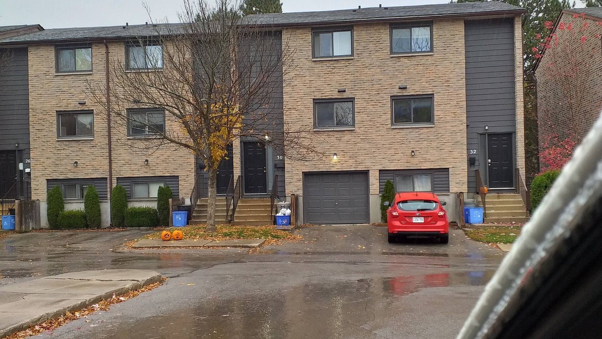 London House | Perfect location walking distance to everywhere