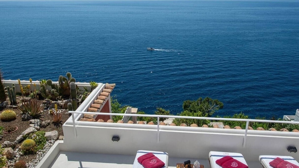 Castiglione Villa | Perfect luxury retreat on this heavenly piece!