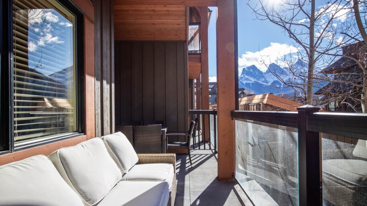 Canmore Apartment | Perfect Mountain Getaway with Pool & Hot Tub