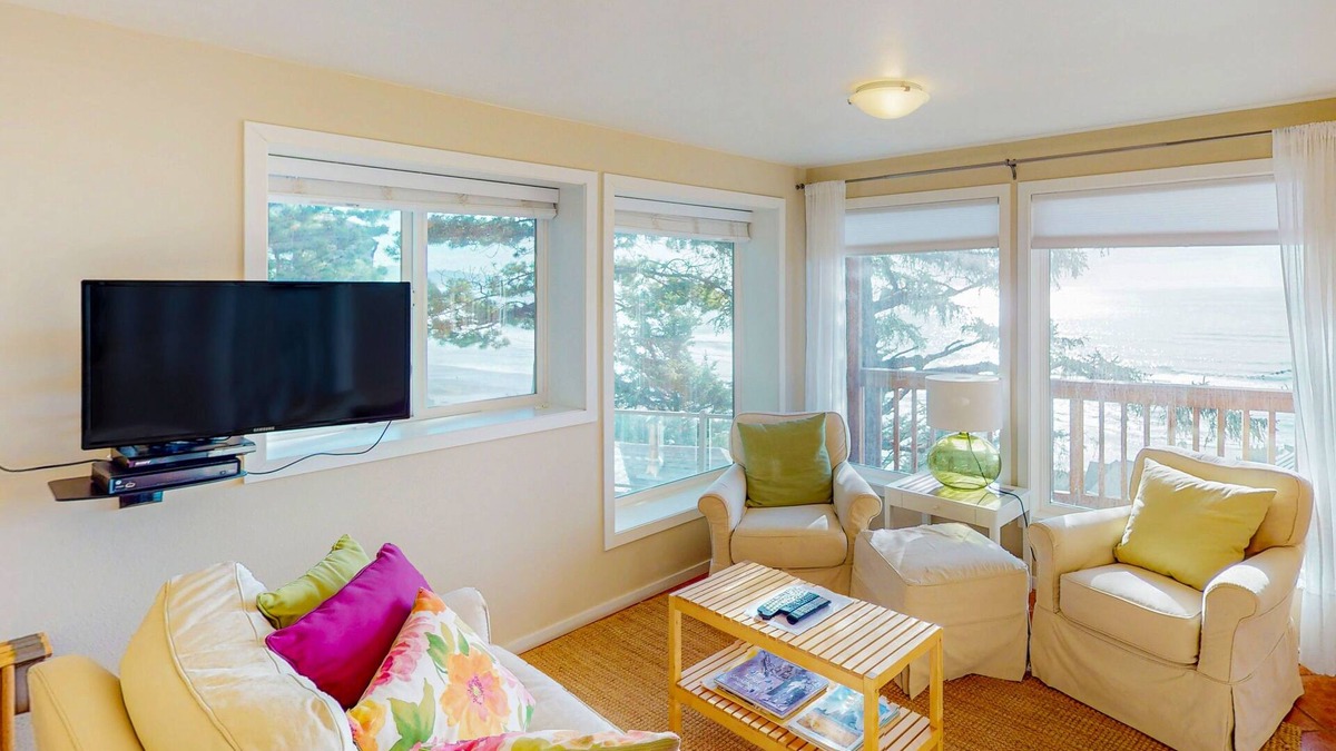 Oceanside House | Perfect oceanside getaway with magnificent ocean views & beach nearby