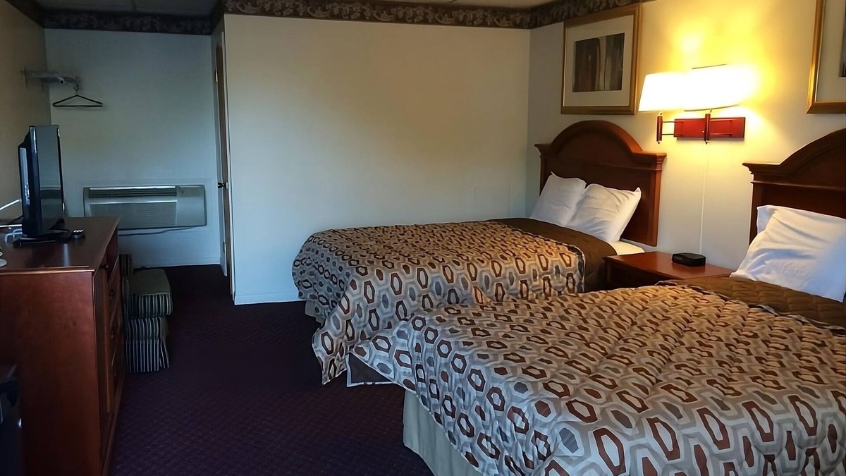 Campbelltown Hotel | Perfect Palmyra Escapade! Minutes to Hershey Trolley Works, FREE Breakfast