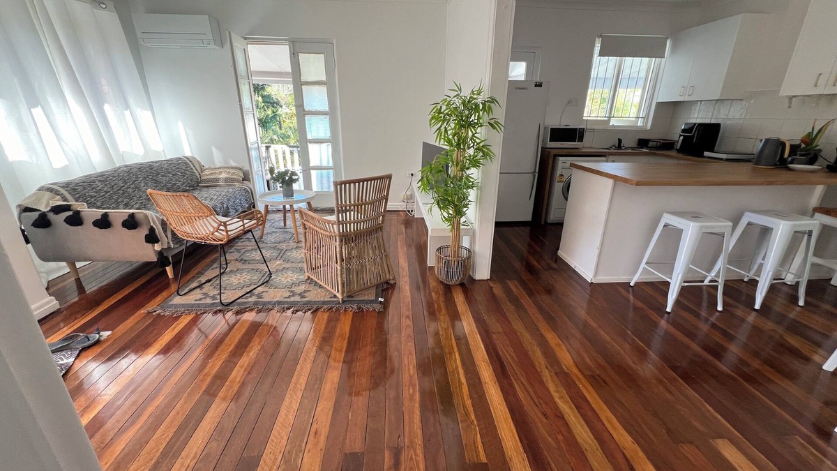 Paddington Apartment | Perfect Position in Paddington Close to Suncorp Train Restaurants free Parking