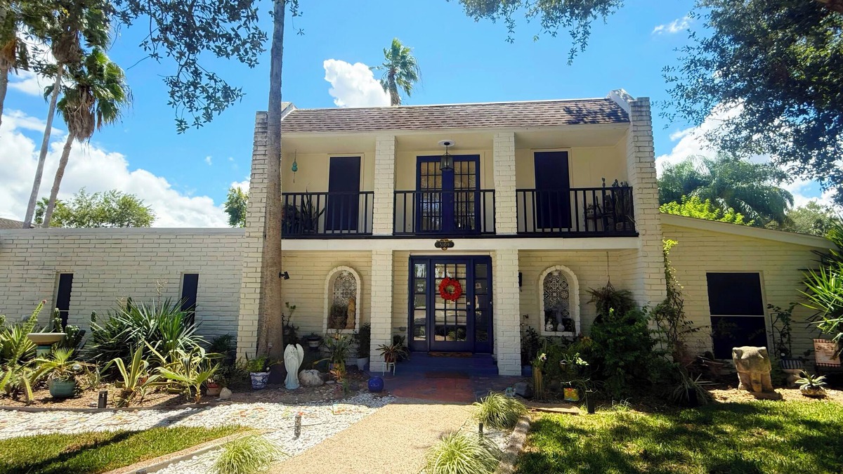 Palm Valley House | Perfect & Private - 2 lg bedrooms, huge kitchen, hot-tub & more "Summer Special"