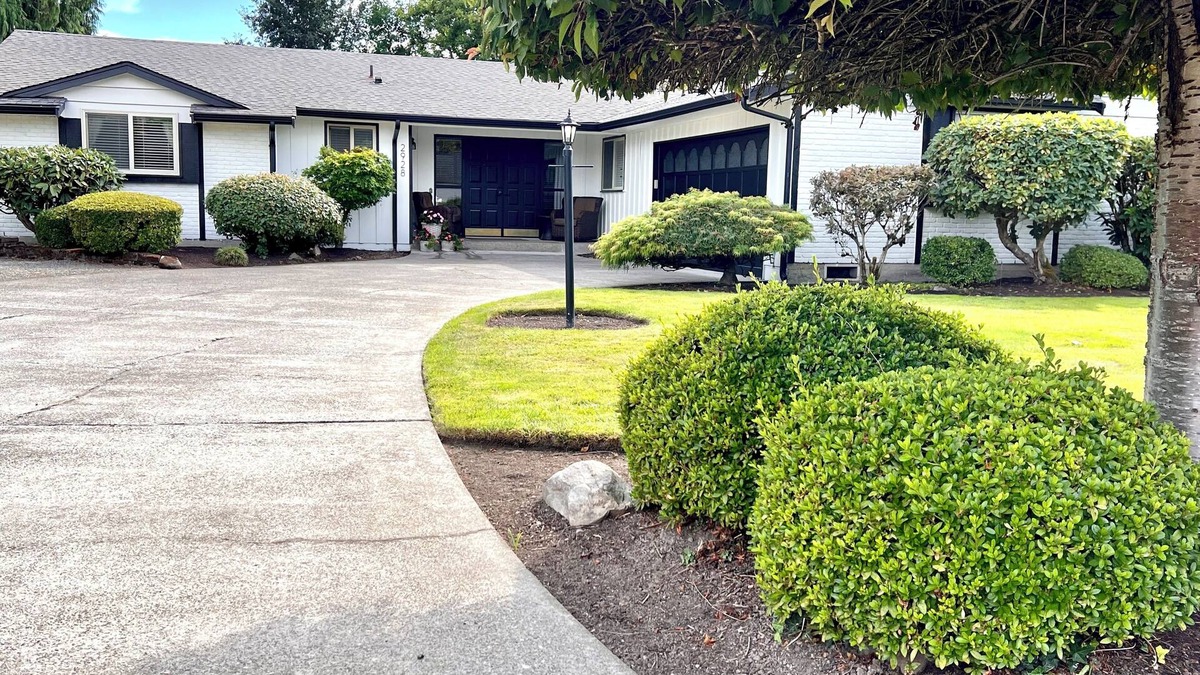 Fife House | Perfect, Quiet Retreat: Park like Setting w/Big Yard - Great location to I-5!