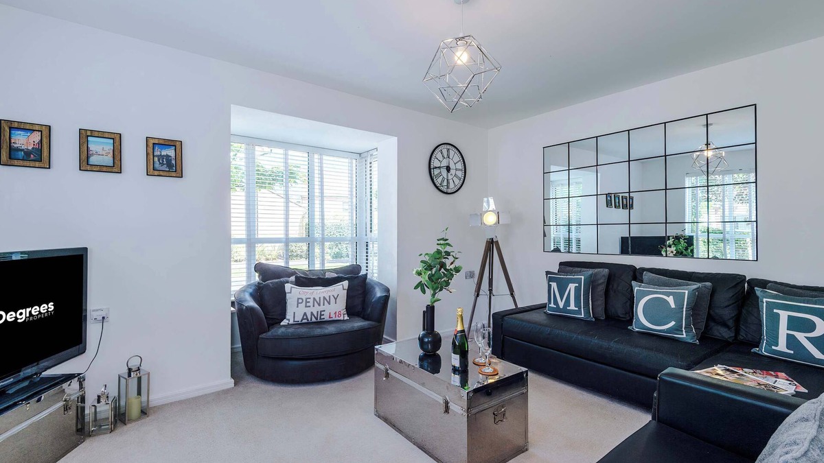 Salford Villa | Perfect Riverside Home in Manchester, FREE Parking