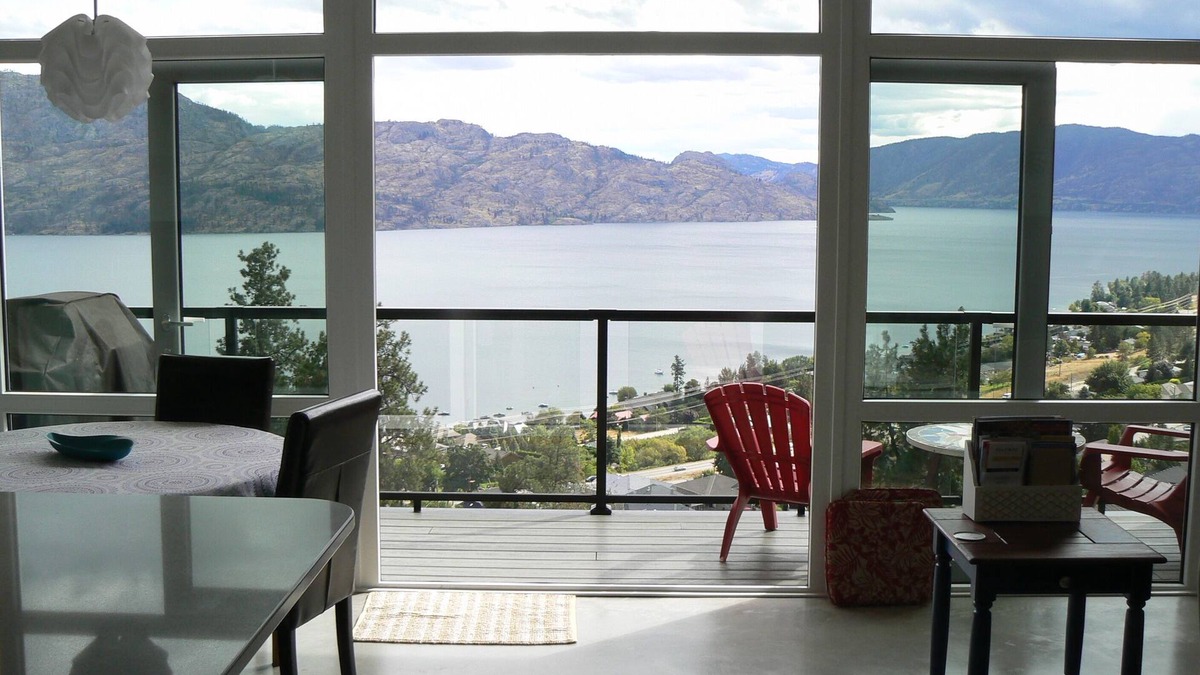 Central Okanagan House | Perfect Romantic Getaway. Private, amazing views and hot tub.