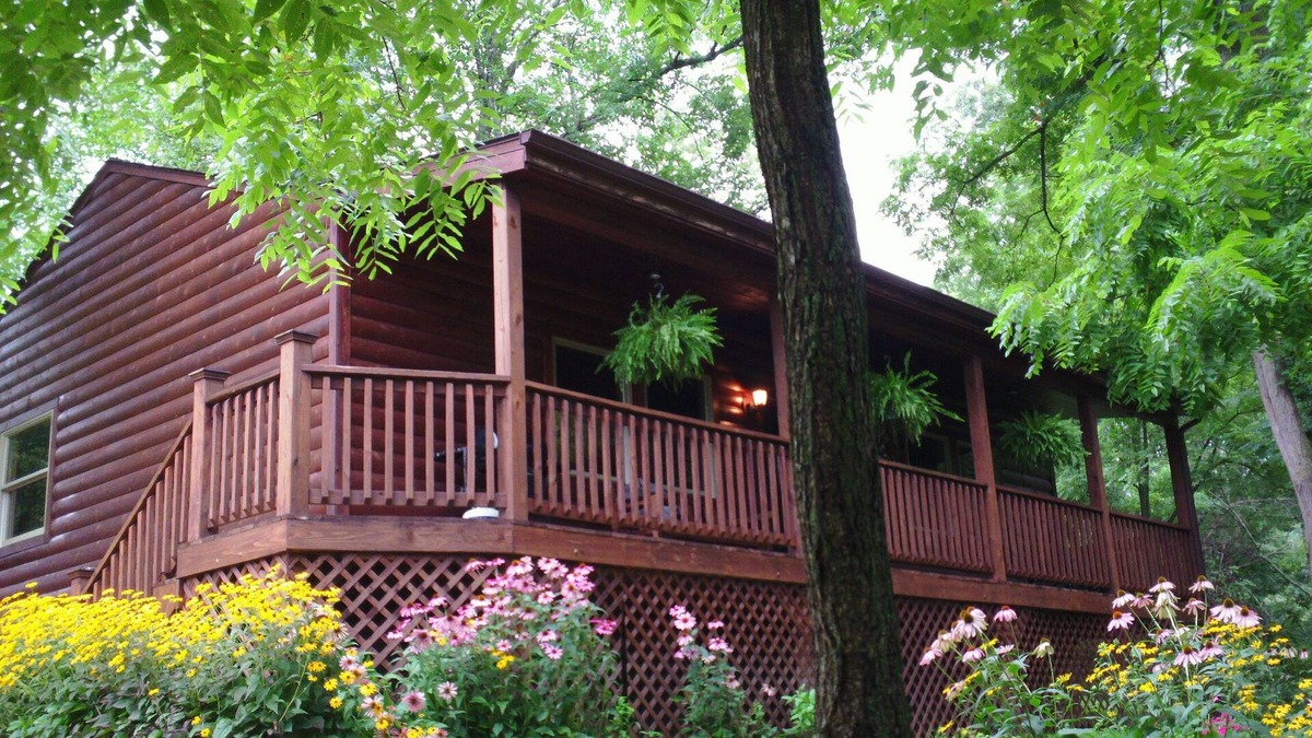 Clyde Cabin | Perfect Romantic Getaway for 2 with a Porch Overlooking Creek!