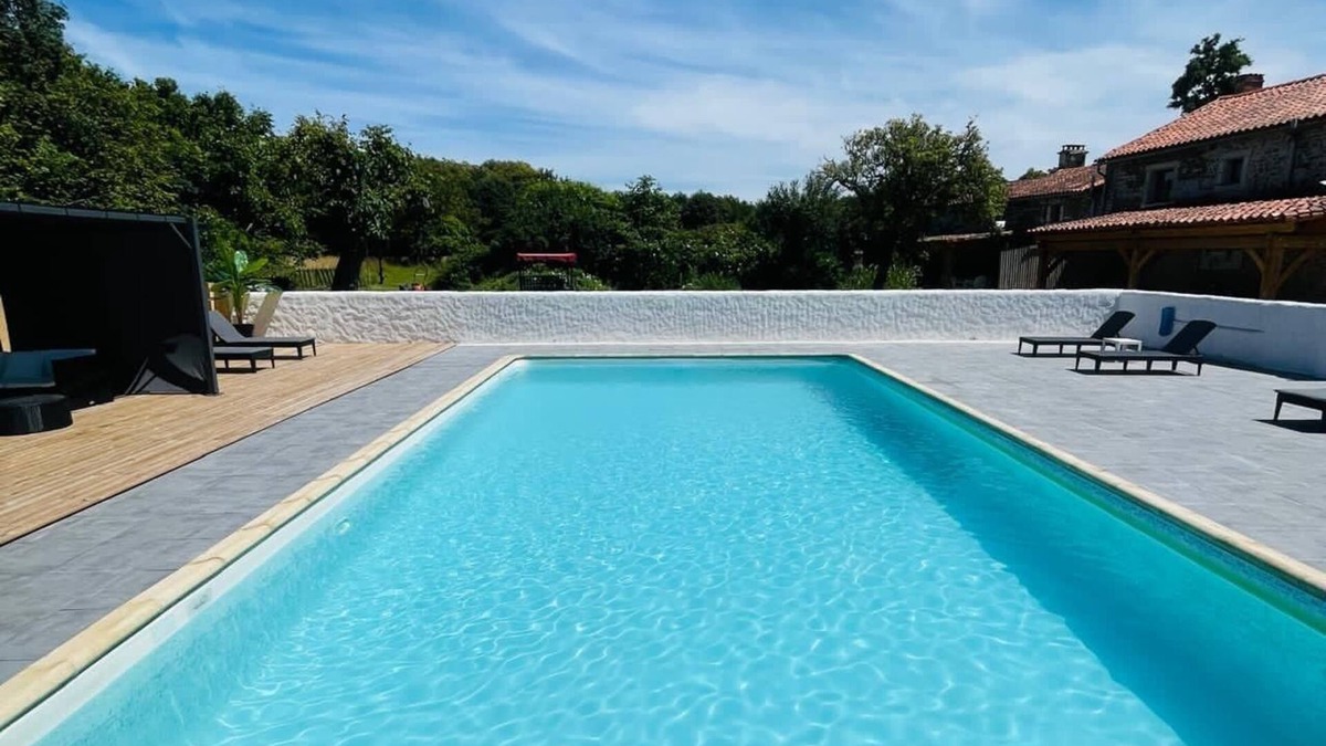 La Chapelle-Pouilloux Cottage | Perfect spacious country retreat with large pool and activity barn