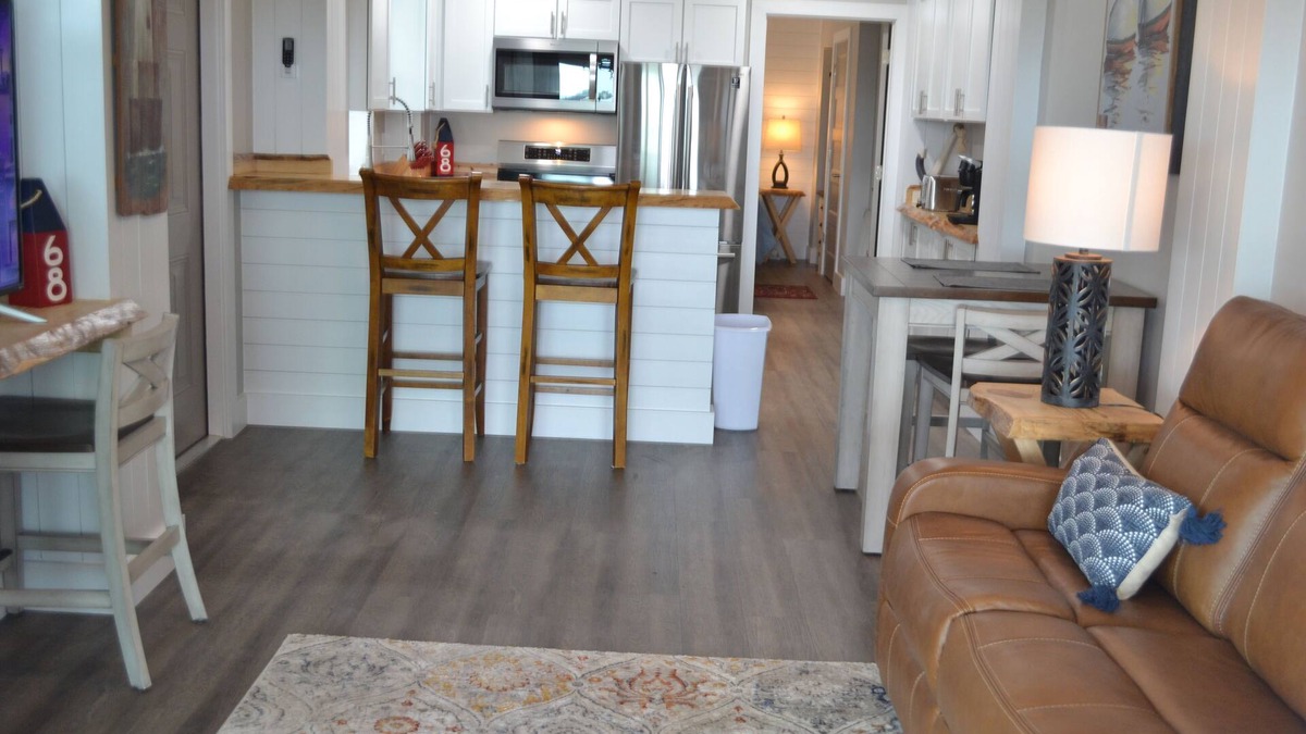 Sunbury House | Perfect size for 2 next Sunbury Crab Co Restaurant